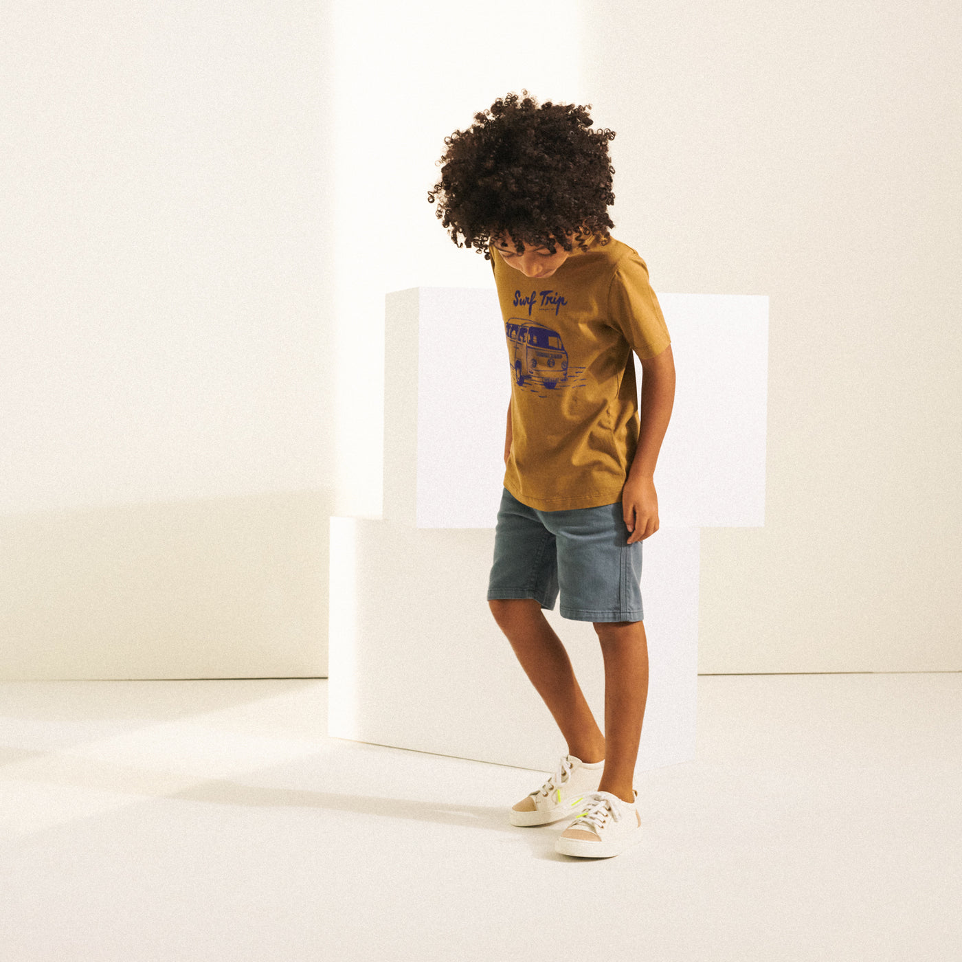 Look porté garçon été 2022 t-shirt moutarde et short bleu bonpoint
