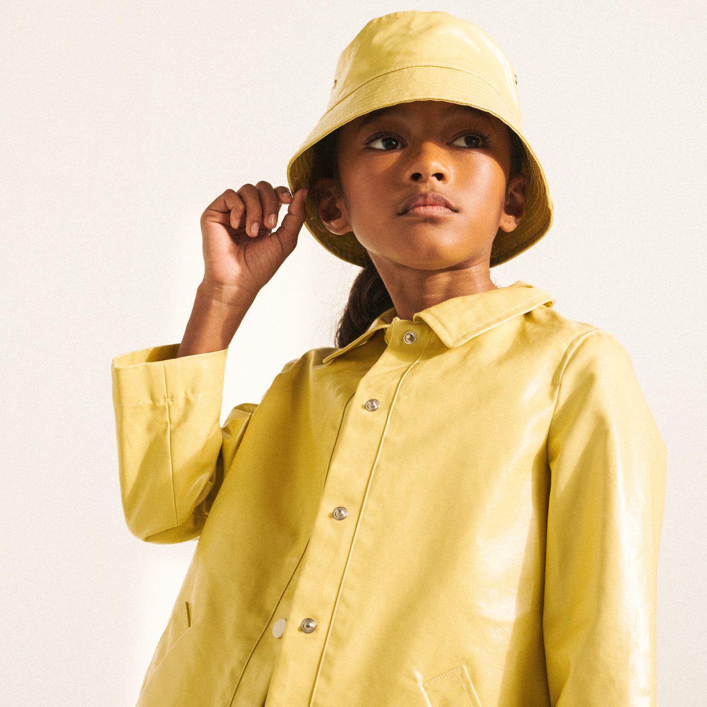 visuel porté 2022 été fille bob jaune impermeable