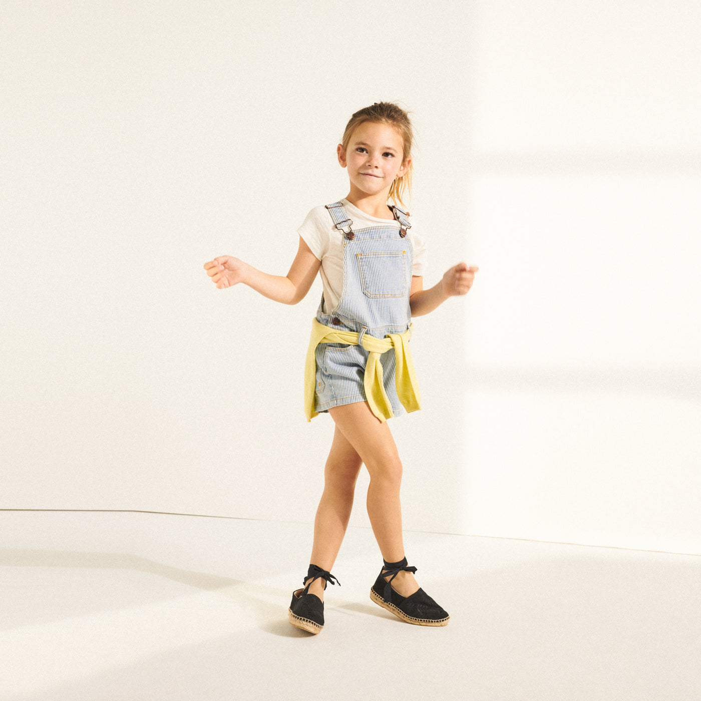 look porté fille été 2022 salopette en jeans et cardigan jaune