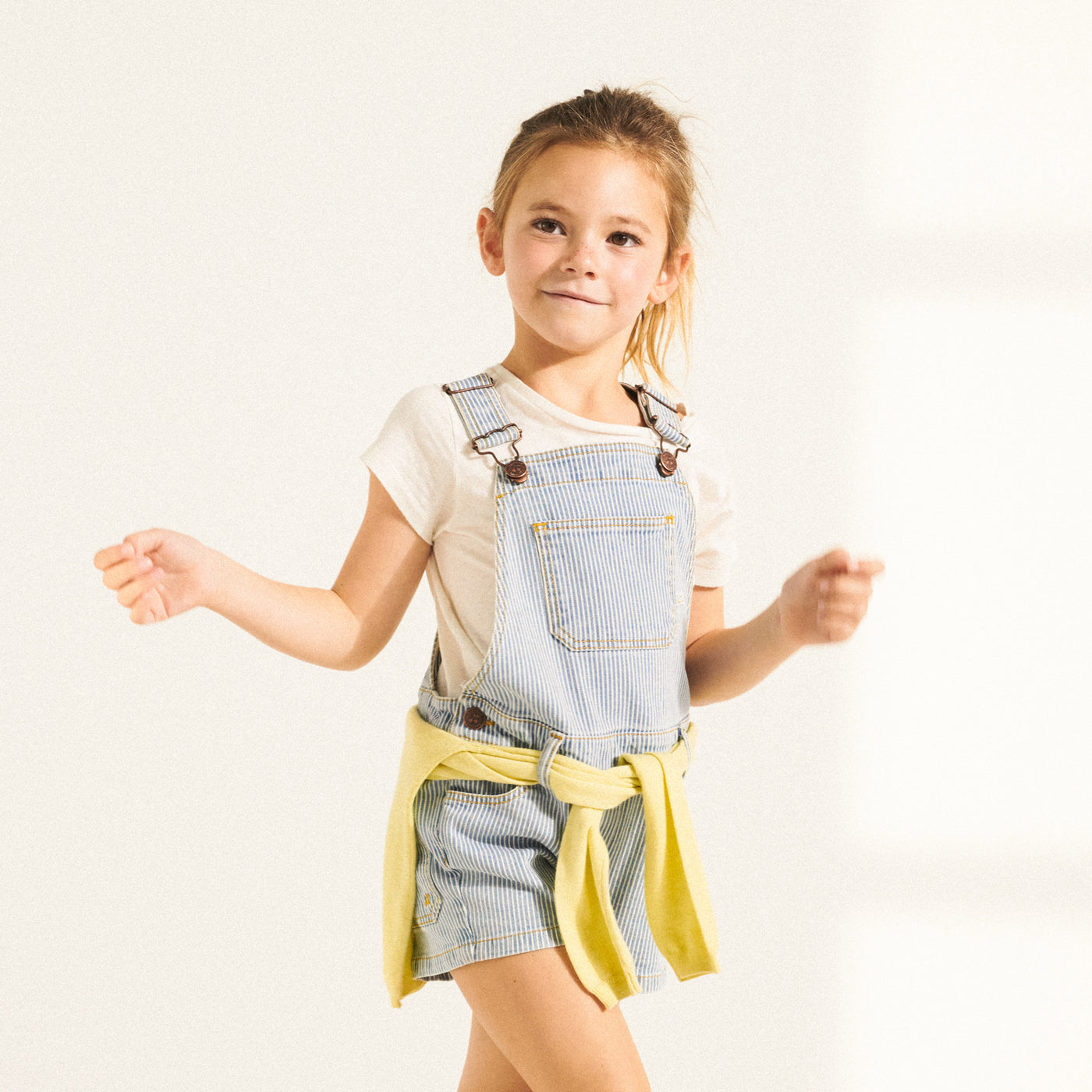 look fille été 2022 salopette et cardigan jaune été 2022 bonpoint