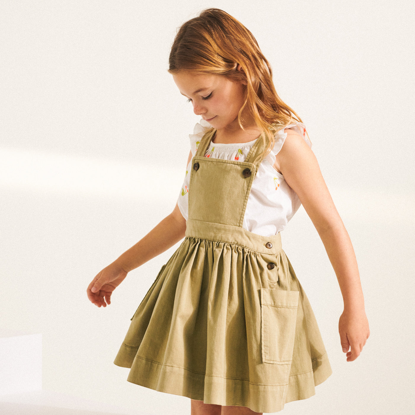 fille en robe tablier et blouse blanche été 2022 bonpoint