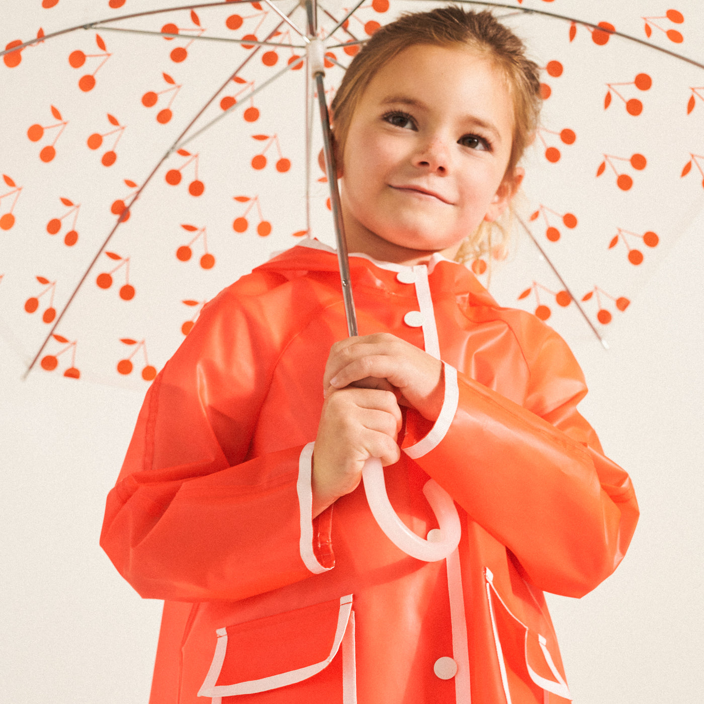 look fille été 2022 imperméable et parapluie cerise orange bonpoint