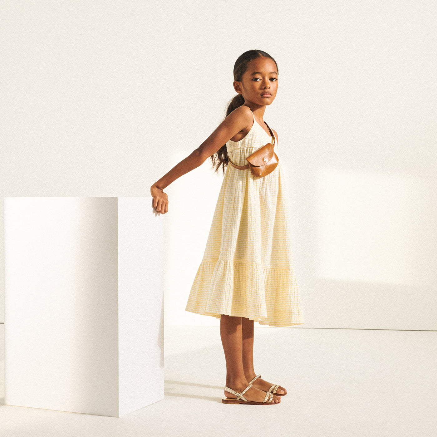 Visuel fille été 2022 robe longue et pochette ceinture bonpoint