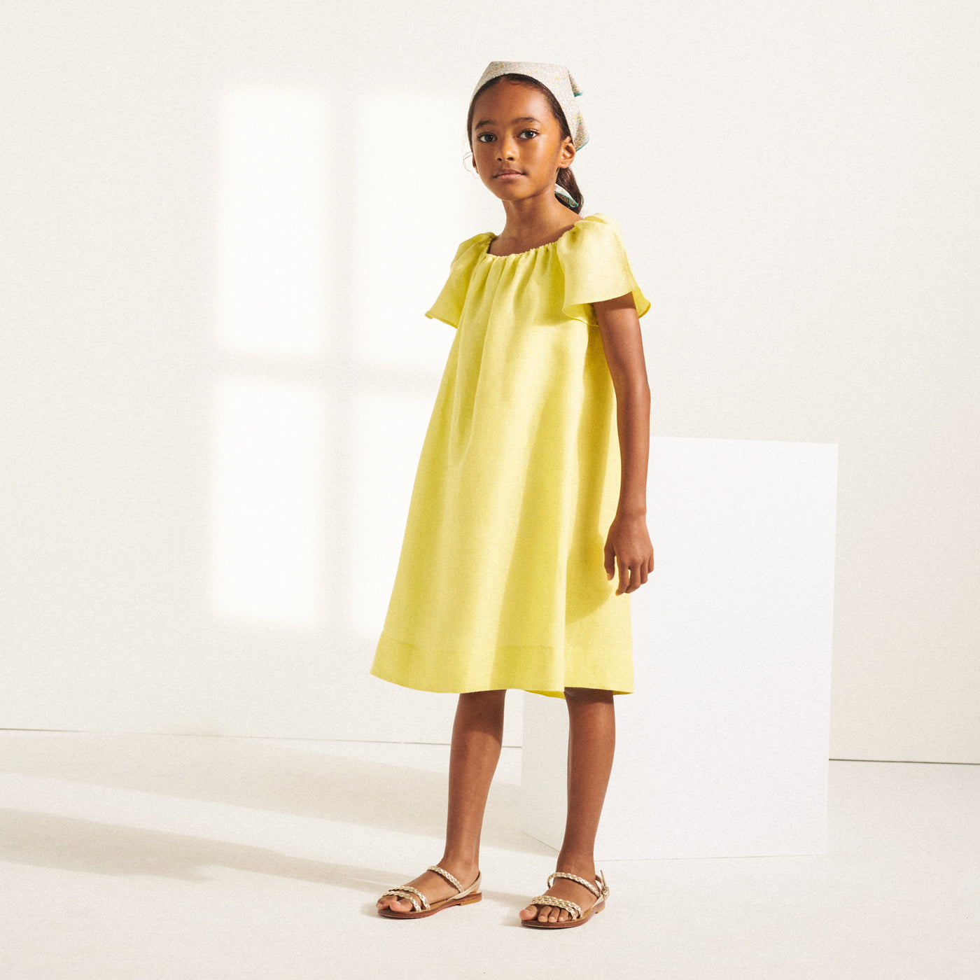 visuel porté fille été 2022 robe longue jaune bonpoint