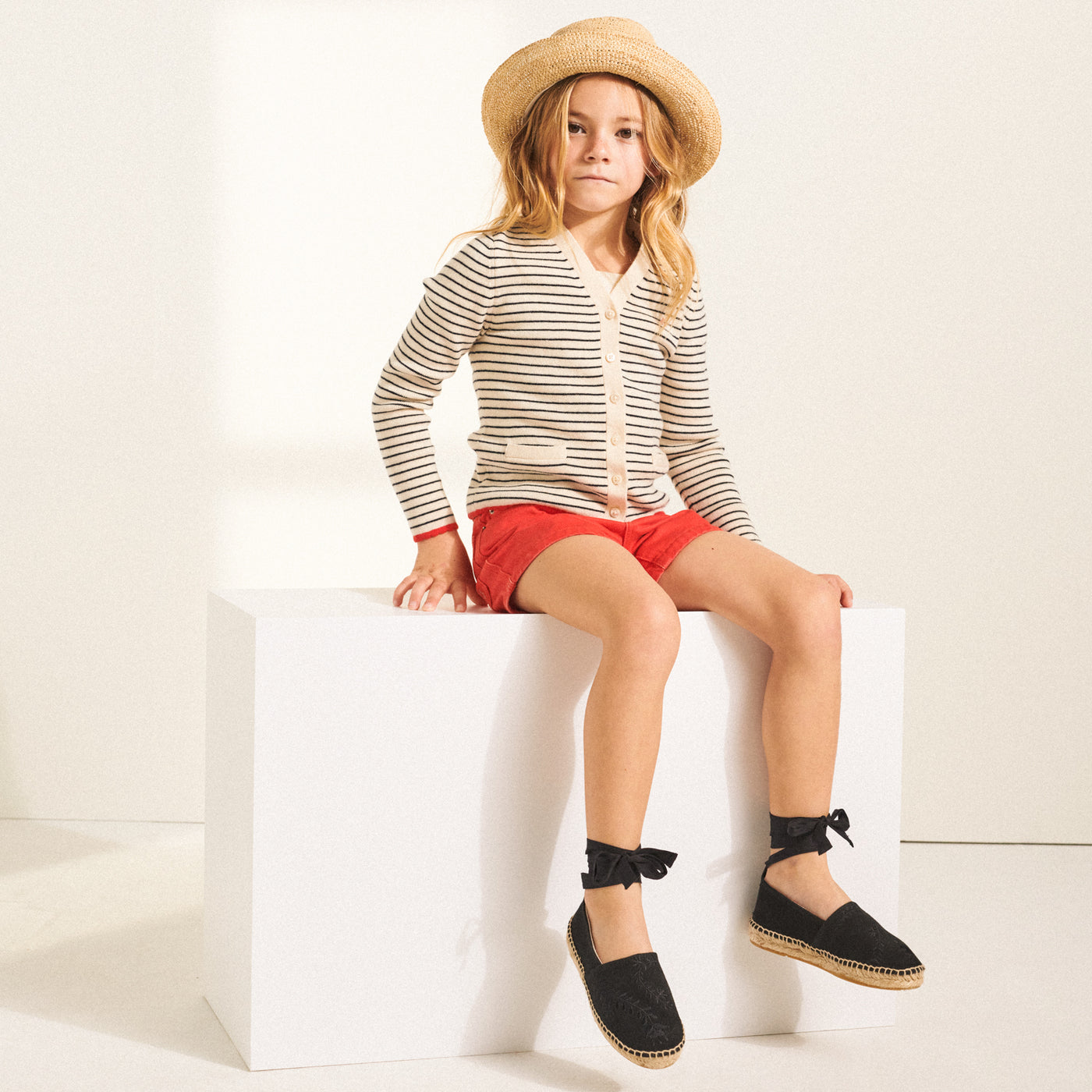 Look porté fille été 2022 cardigan rayé et short rouge bonpoint