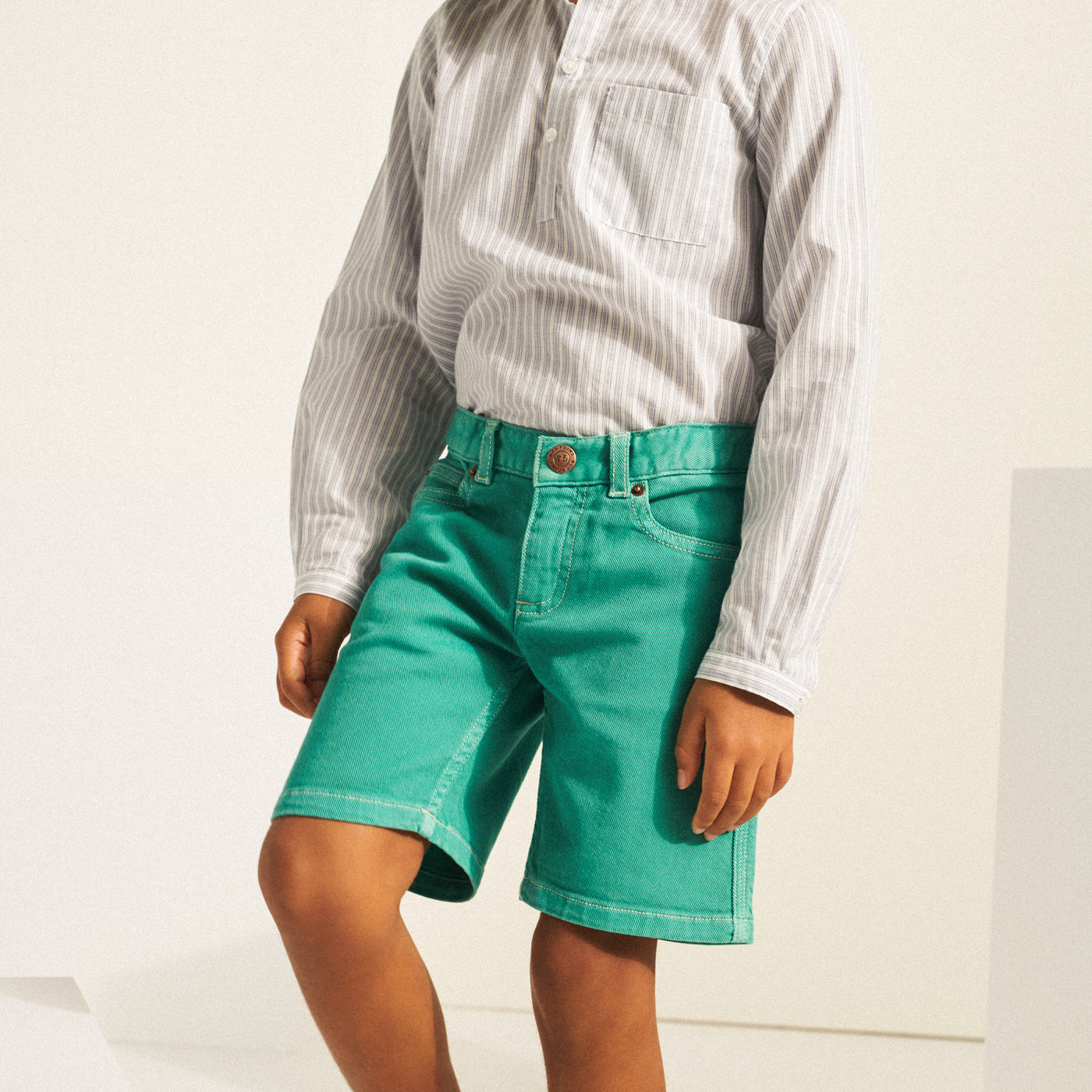 look garçon chemise rayée et short bleu bonpoint
