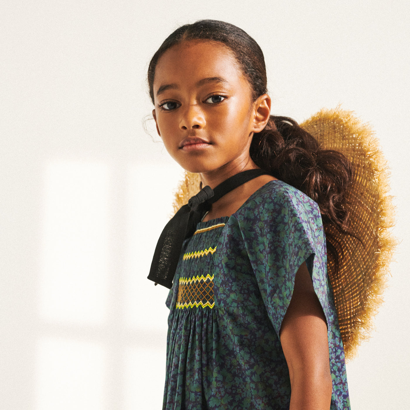 look fille smocks constrastant robe paysanne et chapeau bonpoint