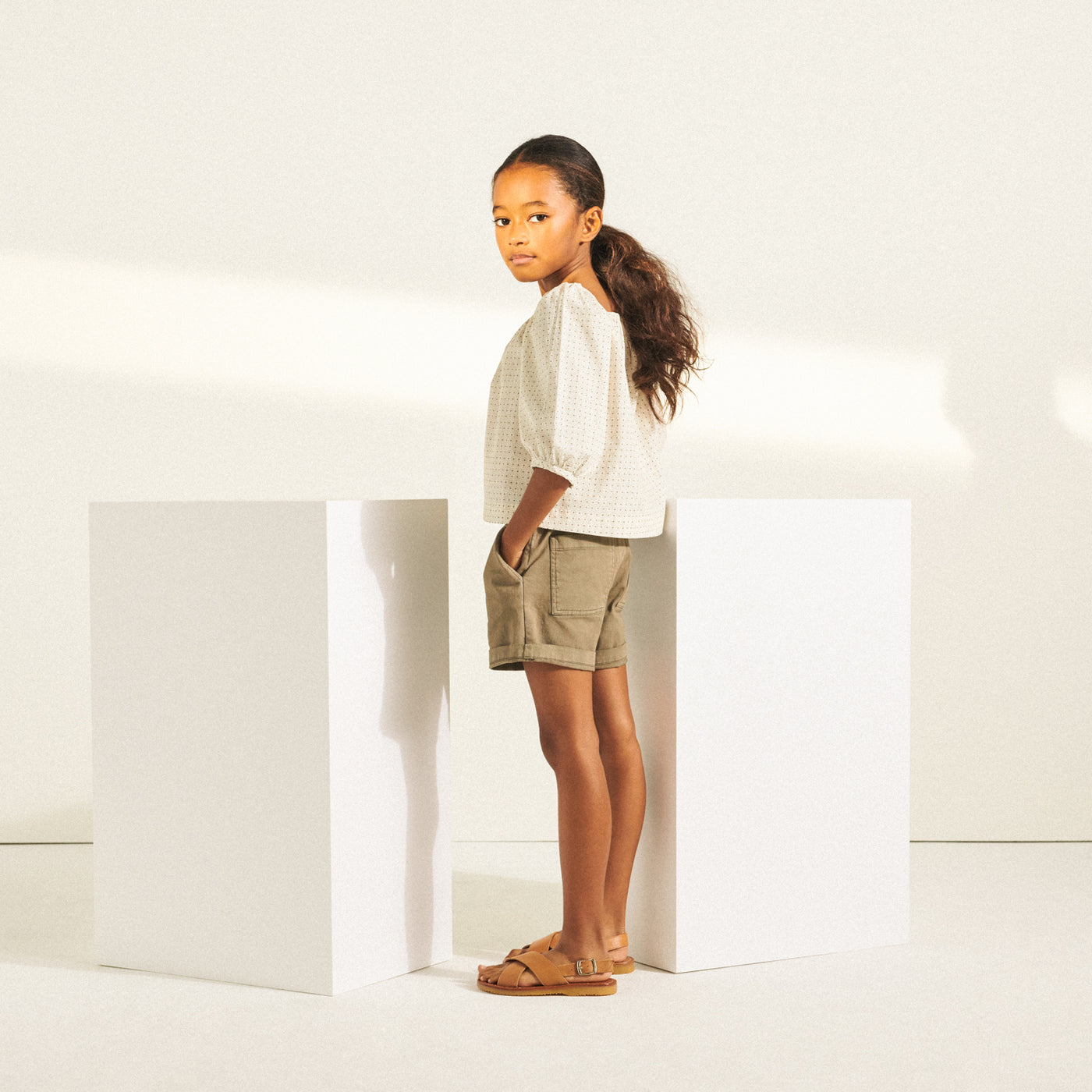 look fille blouse blanche et short marron été 2022 bonpoint