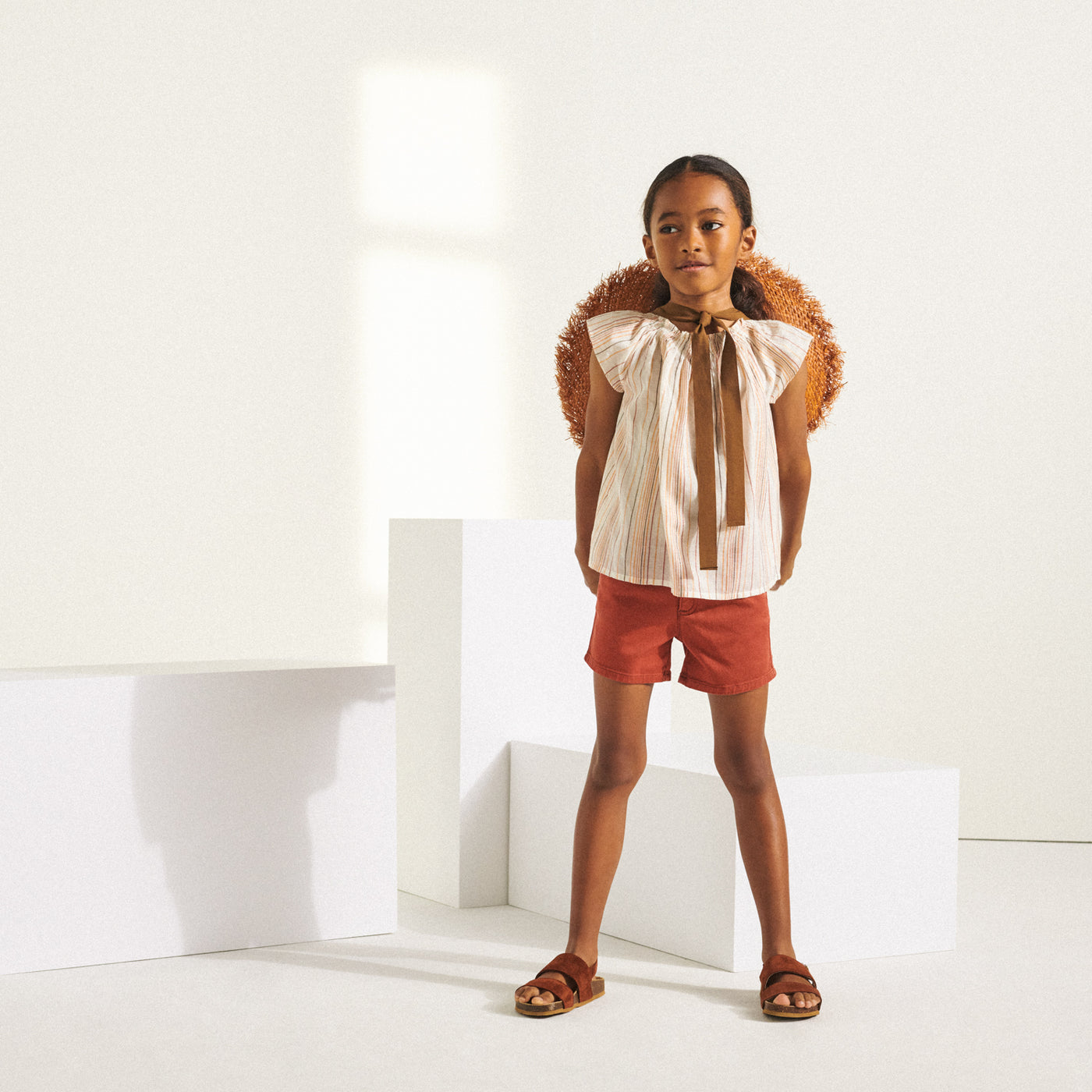 look fille été 2022 blouse rayée short rouge et chapeaux bonpoint