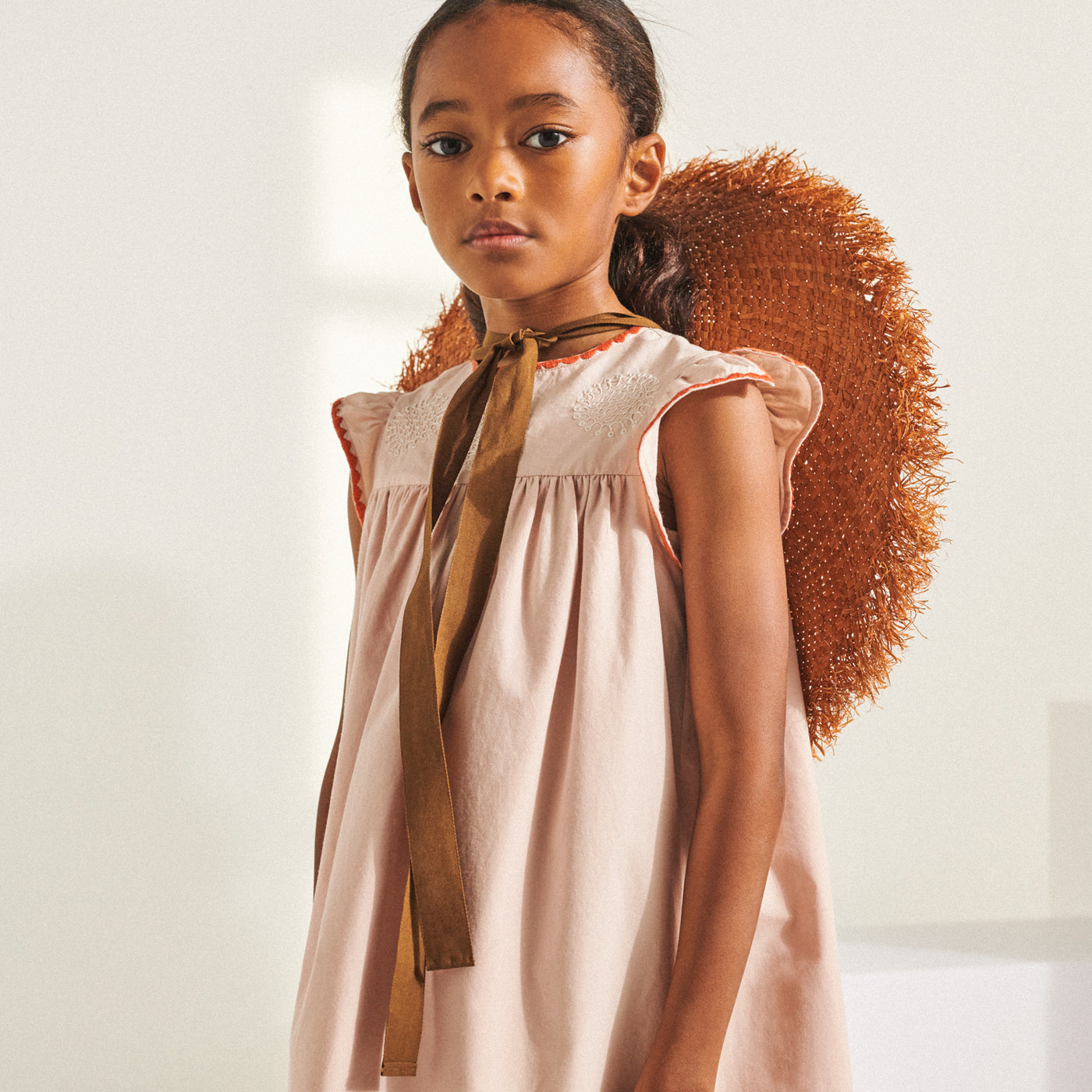 look fille robe rose et chapeau en paille bonpoint