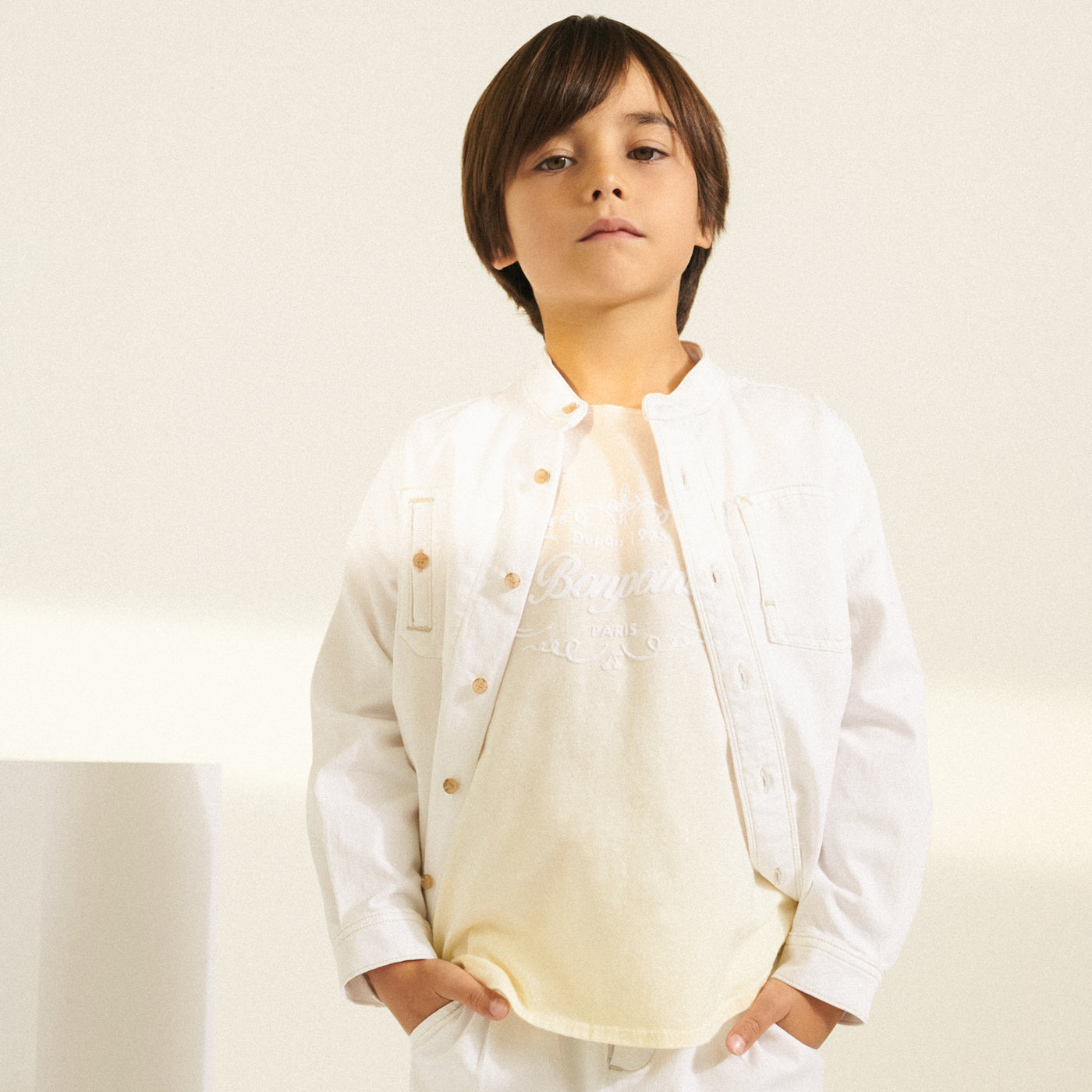 look garçon été 2022 surchemise blanche et t-shirt logo héritage bonpoint