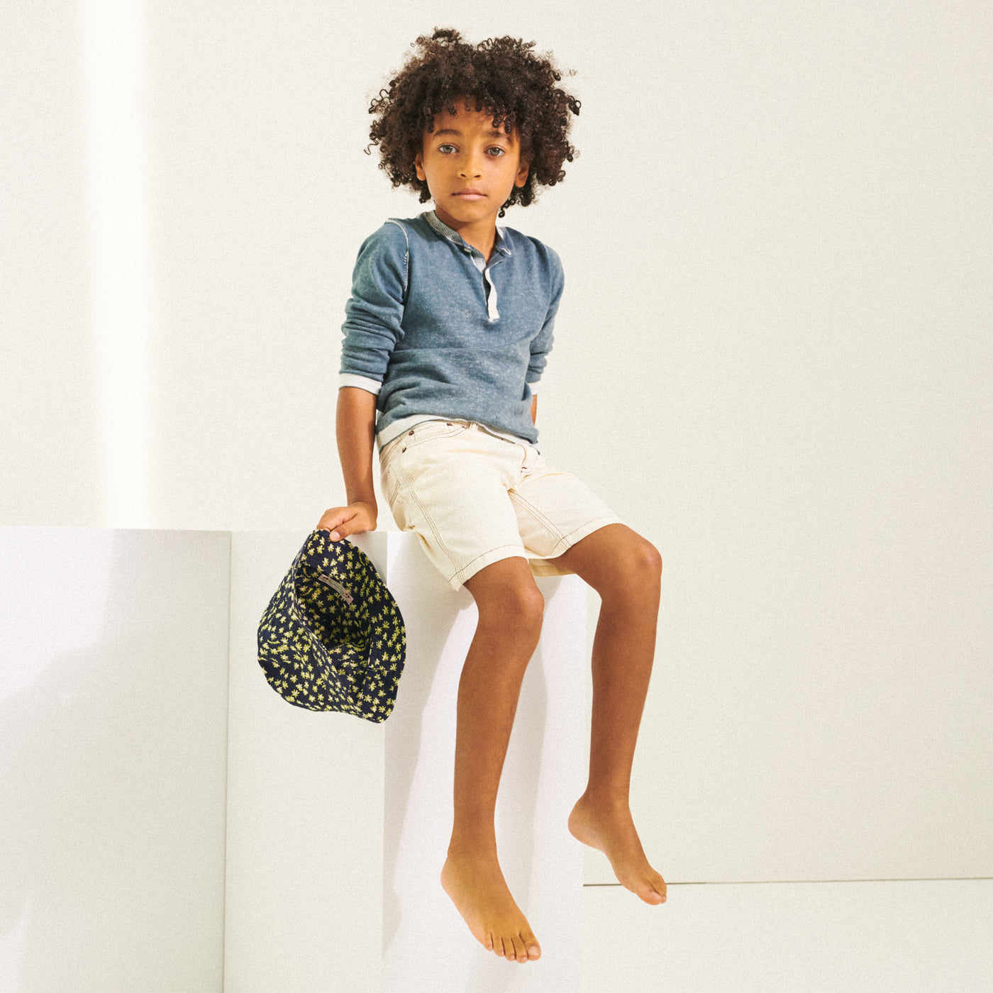 look garçon été 2022 pull bleu et short blanc bonpoint