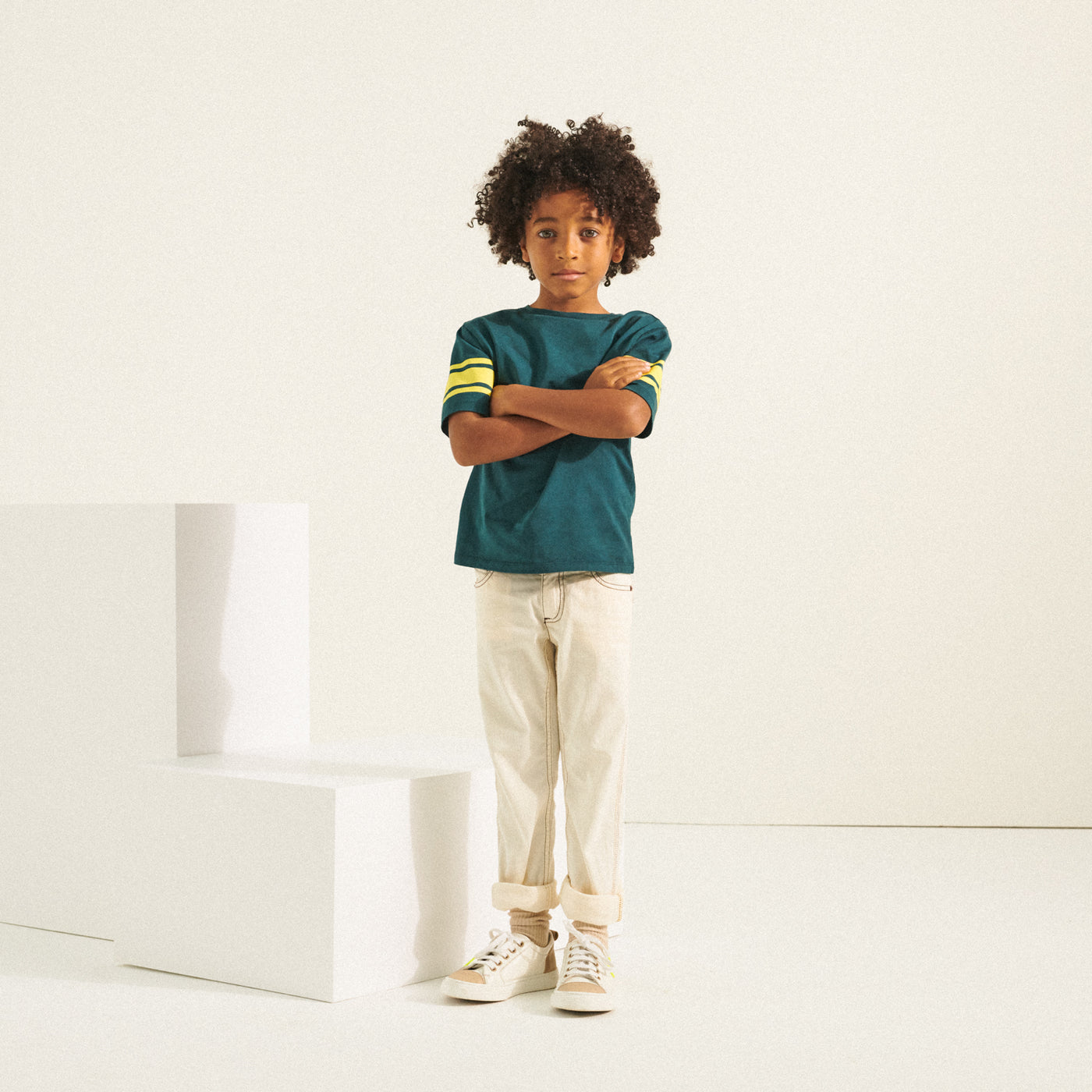 look garçon été 2022 t-shirt vert et pantalon blanc bonpoint