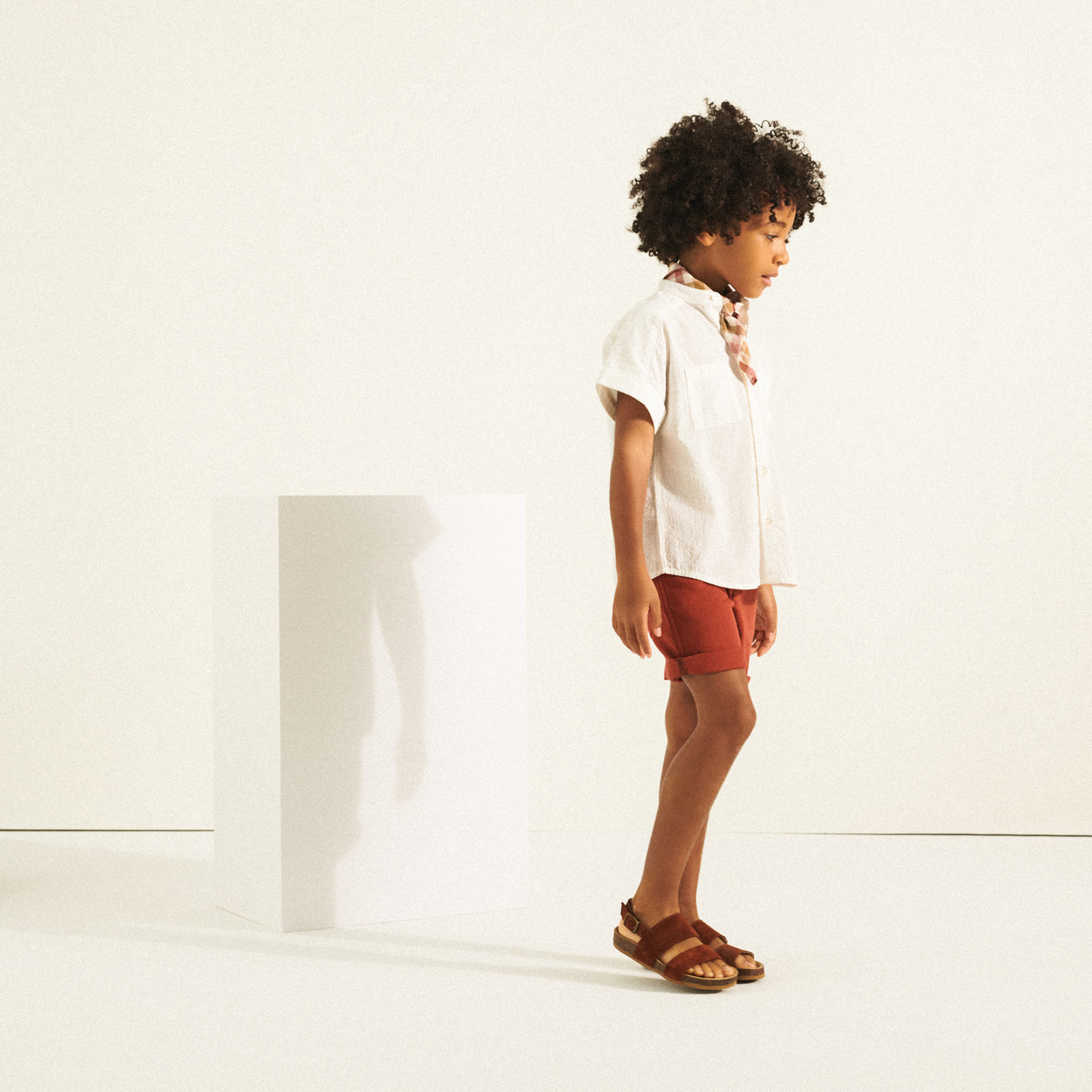 look garçon été 2022 chemise blanche short rouge bonpoint