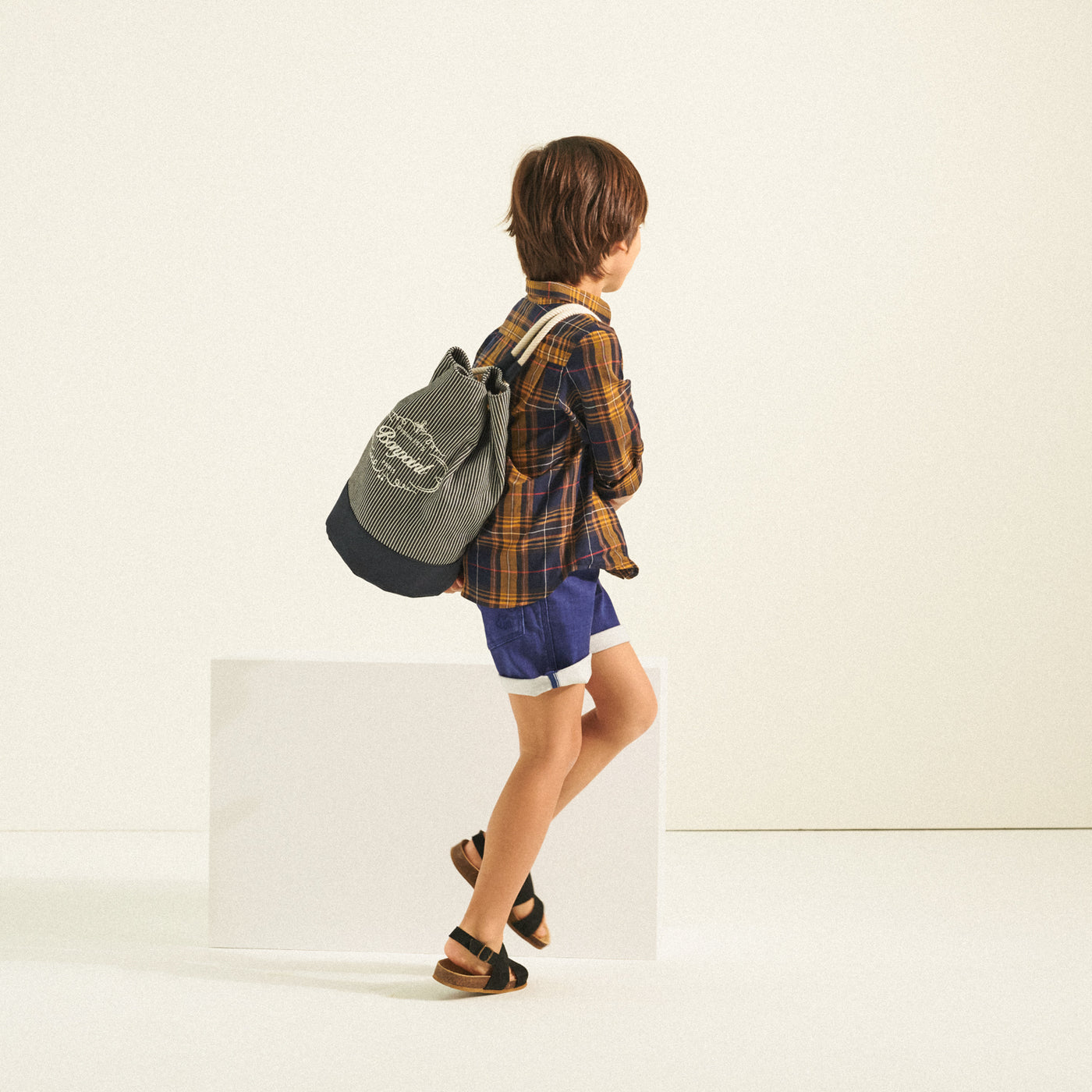 look porté garçon été 2022 sac de plage et blouse à carreaux bonpoint