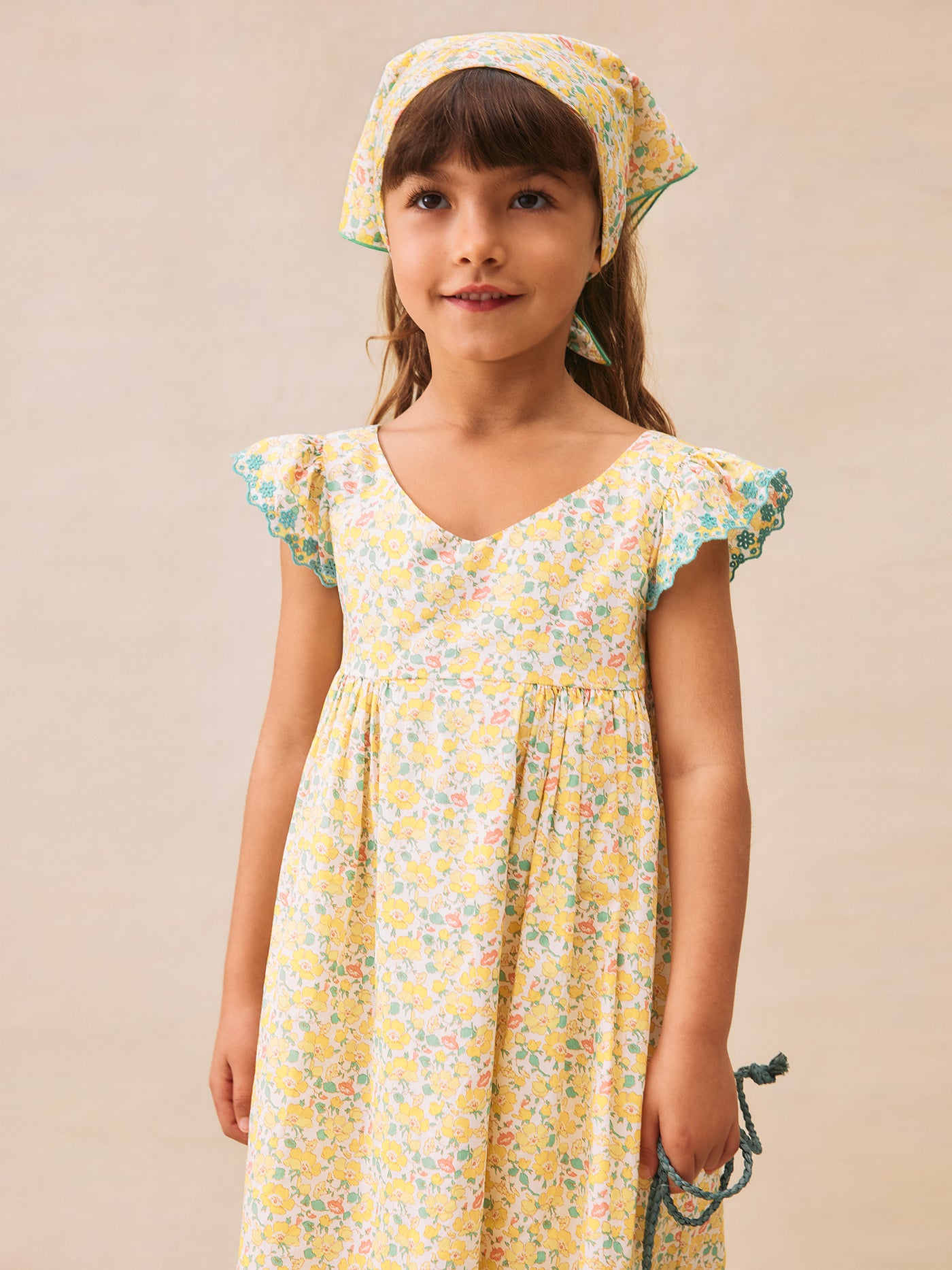 Look fille été 2025 Robe jaune en tissu Liberty