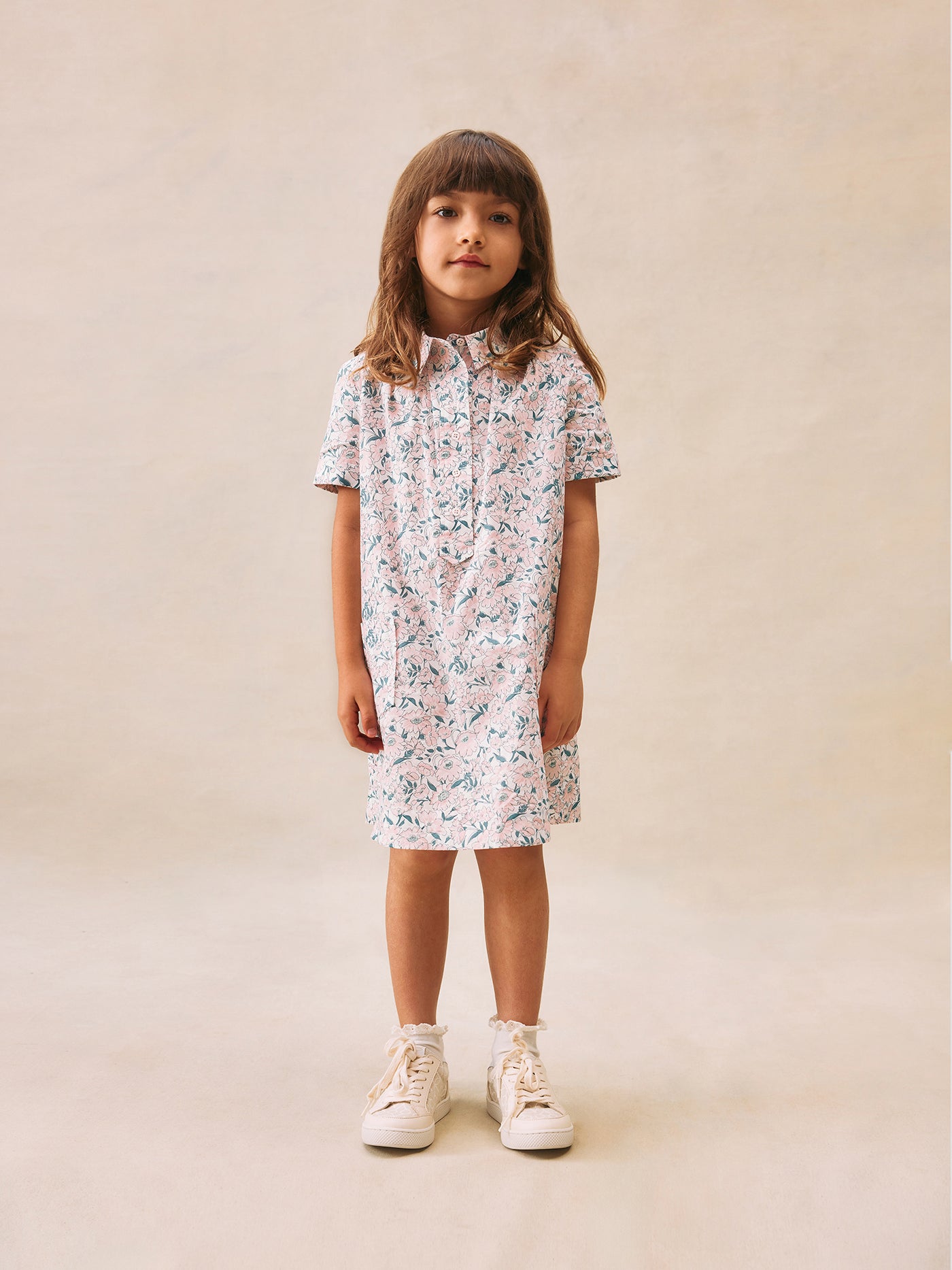 Look fille été 2025  Robe rose en tissu Liberty