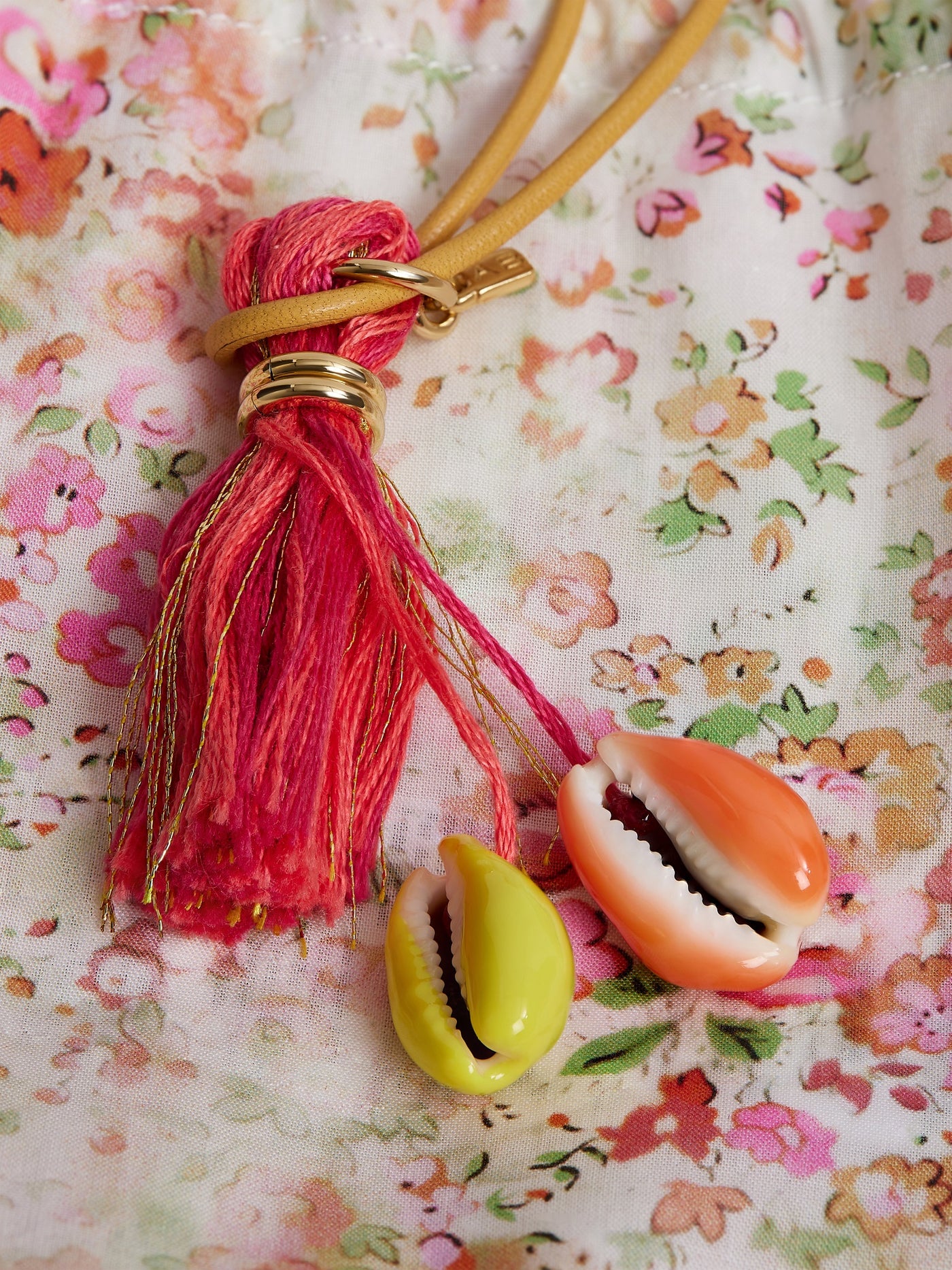Collier pompon 2 coquillages corail