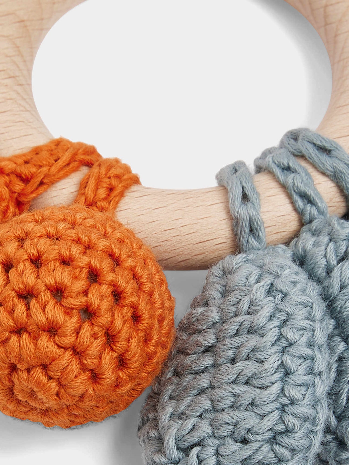 Hochet Becherrymini en tricot orange