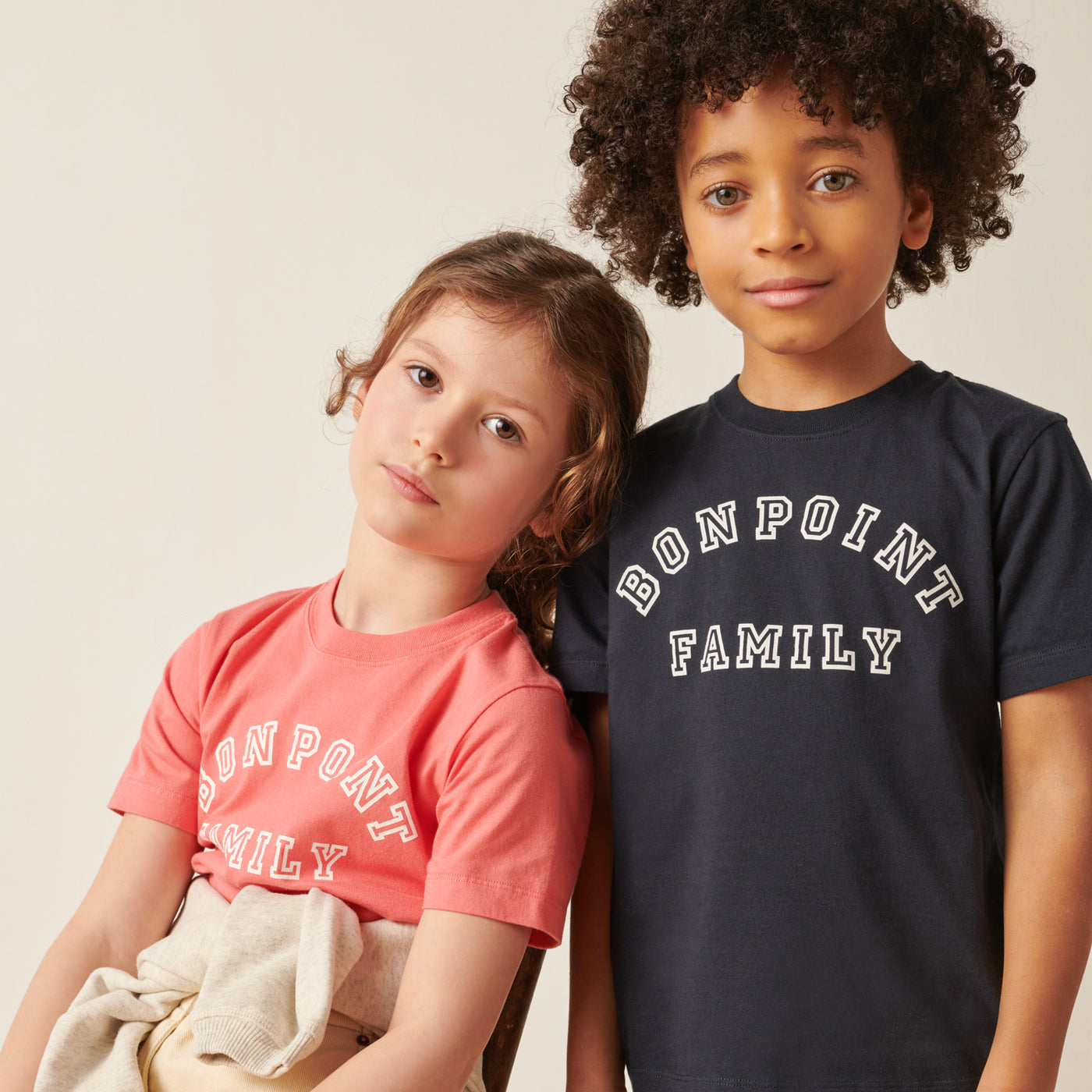 fille et garcon en t-shirt avec logo bonpoint family 